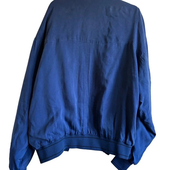 Travel in Style: Bomber Jacket with Adventure-Ready Lining! - Picture 5 of 5